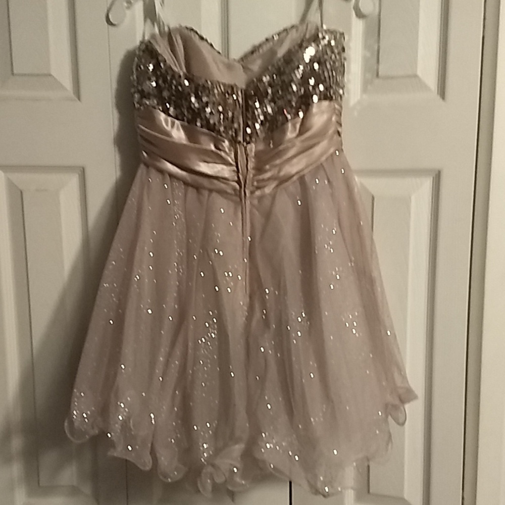 Dress - Picture 6 of 7